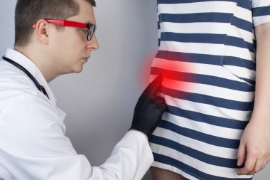 Bir kadın apandisitinde ağrıdan muzdarip. Akut apandisit, Crohn hastalığı ya da iltihaplı bağırsak hastalığı. Cerrah muayenesi ve laparoskopik apandisit ameliyatı hazırlığı.
