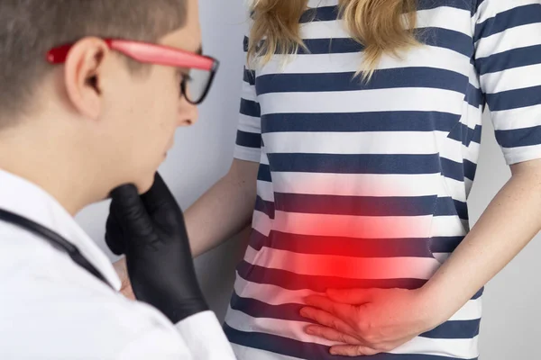 Una Mujer Sufre Dolor Los Órganos Pélvicos Ginecólogo Examina Paciente — Foto de Stock