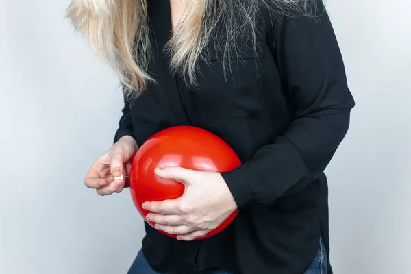 Fotografia Konceptualna Kobieta Trzyma Czerwoną Kulę Pobliżu Brzucha Symbolizuje Wzdęcia — Zdjęcie stockowe