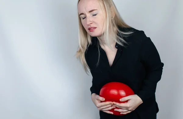 Blähungen Und Blähungen Die Frau Hält Einen Roten Luftballon Bauchnähe — Stockfoto