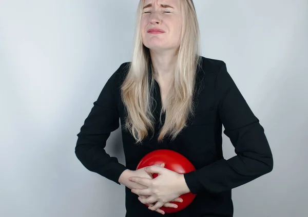 Conceito Inchaço Flatulência Mulher Segura Balão Vermelho Perto Abdômen Que — Fotografia de Stock