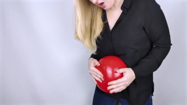 Conceito Inchaço Flatulência Mulher Segura Balão Vermelho Perto Abdômen Que — Vídeo de Stock