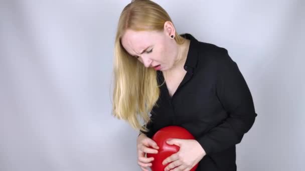 Bloating Και Μετεωρισμός Έννοια Γυναίκα Κρατά Ένα Κόκκινο Μπαλόνι Κοντά — Αρχείο Βίντεο