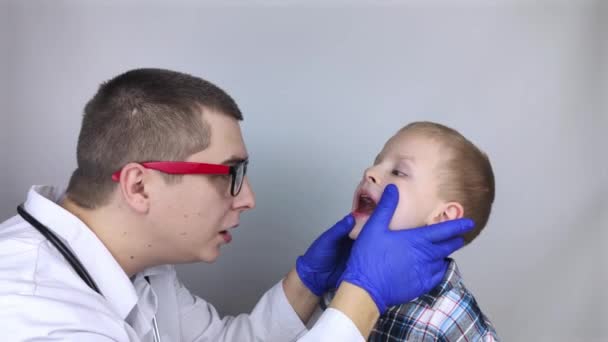 Een Kinderarts Onderzoekt Een Jongen Die Klaagt Keelpijn Diagnose Van — Stockvideo