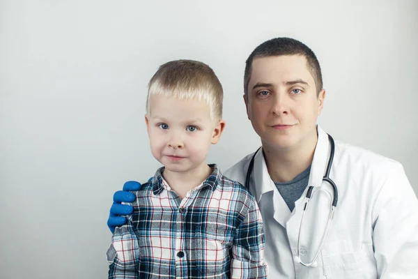 Παιδί Αγκαλιάζει Γιατρό Εξέταση Του Αγοριού Από Παιδίατρο Έννοια Της — Φωτογραφία Αρχείου