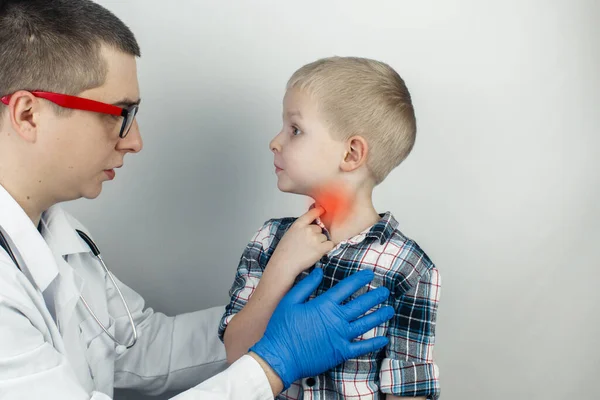 Ένας Παιδίατρος Εξετάζει Ένα Αγόρι Που Παραπονιέται Για Πονόλαιμο Διάγνωση — Φωτογραφία Αρχείου