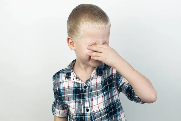 Офтальмолог Вивчає Хлопчика Який Скаржиться Печіння Біль Очах Виснаження Очей — стокове фото