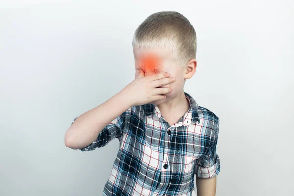 Офтальмолог Вивчає Хлопчика Який Скаржиться Печіння Біль Очах Виснаження Очей — стокове фото