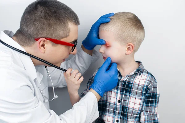 Ophtalmologiste Examine Garçon Qui Plaint Brûlures Douleurs Dans Les Yeux — Photo