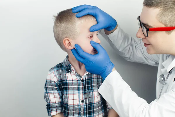 Ophtalmologiste Examine Garçon Qui Plaint Brûlures Douleurs Dans Les Yeux — Photo