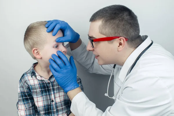 Ένας Οφθαλμίατρος Εξετάζει Ένα Αγόρι Που Παραπονιέται Για Κάψιμο Και — Φωτογραφία Αρχείου