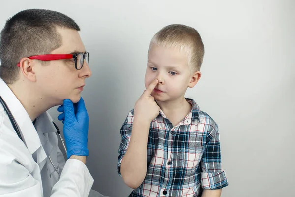 Otolaryngologue Examine Les Voies Nasales Garçon Sensations Douloureuses Dans Nez — Photo