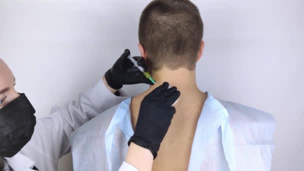 Bir Ortopedik Cerrah Boyun Omuruna Enjeksiyon Yapar Hyaluronik Asite Dayanan — Stok video