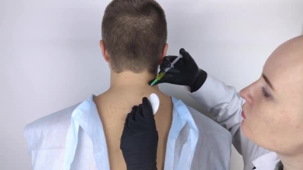 Een Orthopedisch Chirurg Geeft Een Injectie Halswervels Behandeling Van Artrose — Stockvideo