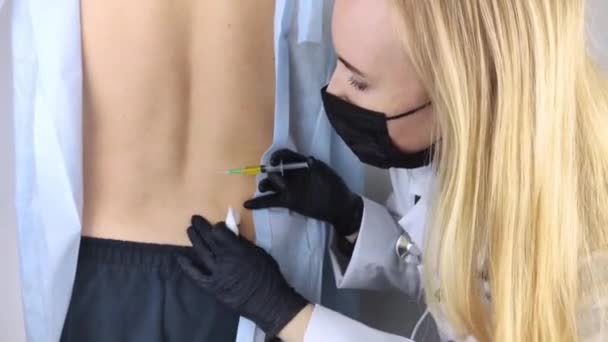 Chirurg Ortopeda Wstrzykuje Sobie Kość Krzyżową Leczenie Choroby Zwyrodnieniowej Stawów — Wideo stockowe