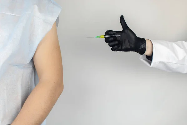 Infectious Disease Doctor Gives Patient Medical Vaccination Shoulder Immunization Tetanus — Stock Photo, Image