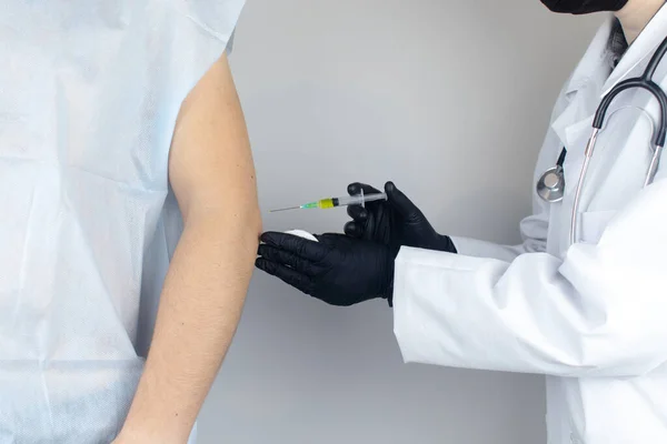 Ένας Ορθοπεδικός Χειρουργός Κάνει Ένεση Στον Αγκώνα Θεραπεία Της Οστεοαρθρίτιδας — Φωτογραφία Αρχείου