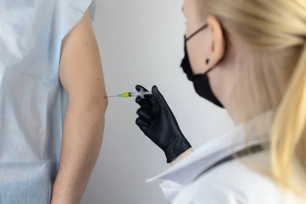 Chirurgien Orthopédiste Fait Une Injection Dans Coude Traitement Arthrose Avec — Photo