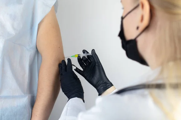 Chirurgien Orthopédiste Fait Une Injection Dans Coude Traitement Arthrose Avec — Photo