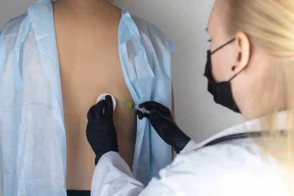 Médecin Spécialiste Des Maladies Infectieuses Fait Une Vaccination Médicale Patient — Photo