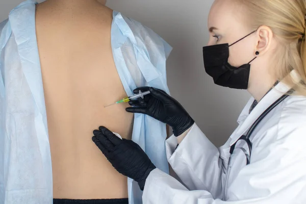 Médecin Spécialiste Des Maladies Infectieuses Fait Une Vaccination Médicale Patient — Photo