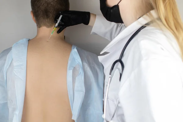 Chirurgien Orthopédiste Fait Une Injection Dans Les Vertèbres Cervicales Traitement — Photo