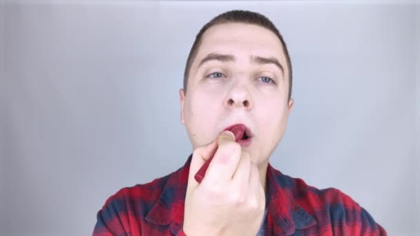 Großaufnahme Eines Mannes Der Sich Die Lippen Bemalt Das Konzept — Stockvideo