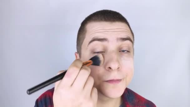Facet Zagląda Ramę Używa Proszku Zbliżenie Faceta Nakładającego Makijaż Twarz — Wideo stockowe