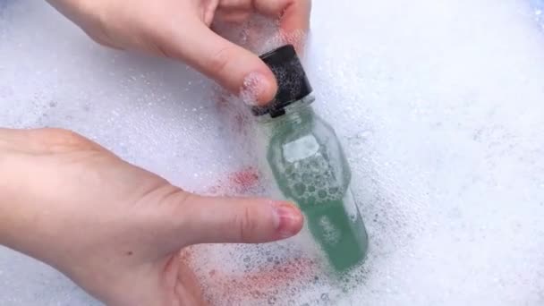 Deterjan Şişeleri Köpükte Yüzer Evdeki Kimyasalların Tehlikeleri Kavramı Bileşikteki Sodyum — Stok video