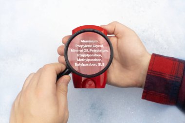 Sabunlu suda terleme önleyici. Malzemelerin zararlı bileşimi. Alüminyumla birlikte kuru çubuk deodorant çubuğu. Kozmetik ve ev kimyasallarında tehlikeli maddeler kavramı