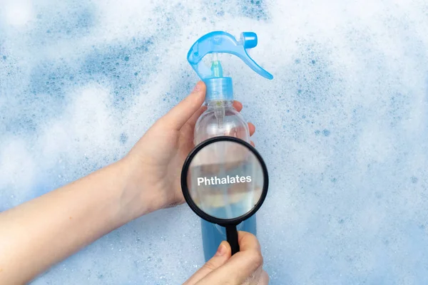 空气清新剂漂浮在肥皂水中 配料的有害成分 用邻苯二甲酸盐治疗 化妆品和家用化学品中危险物质的概念 — 图库照片
