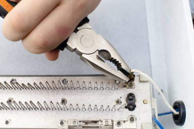 Elektrikli bir tamirci konvoycuyu tamir eder. Açık bir ısıtıcının ve iç kısmının yakın çekimi. Teknik yardım kavramı