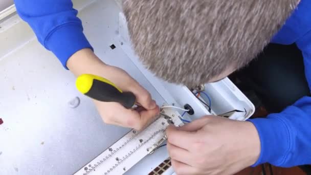 Ein Elektroinstallateur Repariert Einen Konvektor Eine Nahaufnahme Einer Offenen Heizung — Stockvideo
