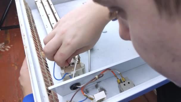 Ein Elektroinstallateur Repariert Einen Konvektor Eine Nahaufnahme Einer Offenen Heizung — Stockvideo