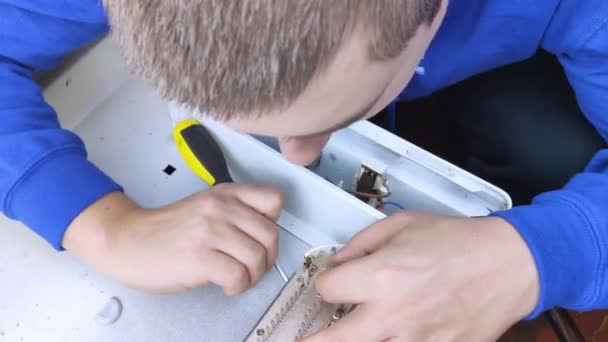 Ein Elektroinstallateur Repariert Einen Konvektor Eine Nahaufnahme Einer Offenen Heizung — Stockvideo