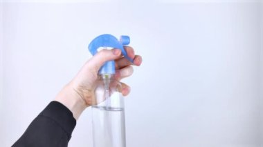 Oda parfümü sabunlu suda yüzüyor. Malzemelerin zararlı bileşimi. Toluen, Benzen, Formaldehit, Phthalates ile tedavi. Kozmetik ve ev kimyasallarında tehlikeli maddeler kavramı