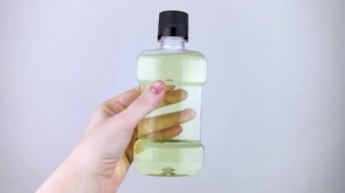 Sabunlu suda yüzen ağız gargarası. Malzemelerin zararlı bileşimi. Sodyum Lauryl Sülfat ile durula. Kozmetik ve ev kimyasallarında tehlikeli maddeler kavramı