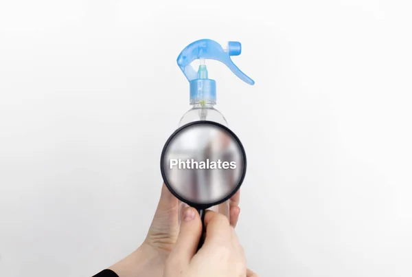 Une Femme Examine Les Ingrédients Nocifs Désodorisant Aide Une Loupe — Photo