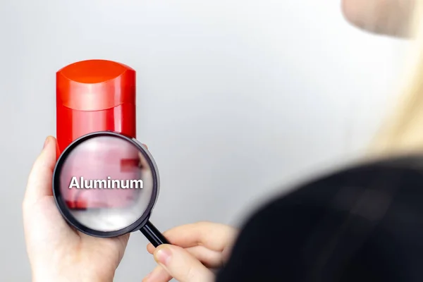 Une Femme Examine Les Ingrédients Nocifs Antisudorifique Une Loupe Bâton — Photo