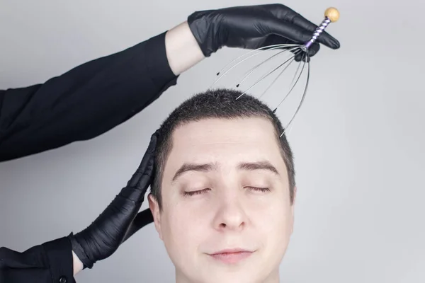 Ein Mann Erhält Salon Eine Kopfmassage Mit Einem Kapillarmassager Das — Stockfoto