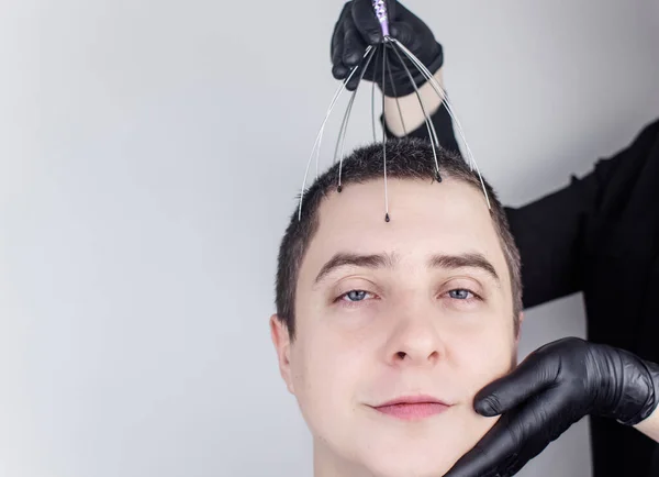 Homme Reçoit Massage Tête Avec Masseur Capillaire Dans Salon Visage — Photo