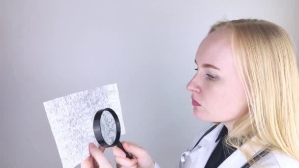 Neurolog Med Förstoringsglas Undersöker Ett Encefalogram Patienthjärna Schema Över Elektroencefalogram — Stockvideo