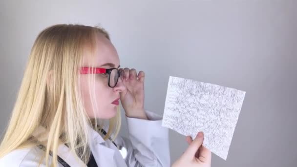 Neurolog Undersöker Ett Encefalogram Patienthjärna Schema För Elektroencefalogramstudier Hjärnströmmar För — Stockvideo