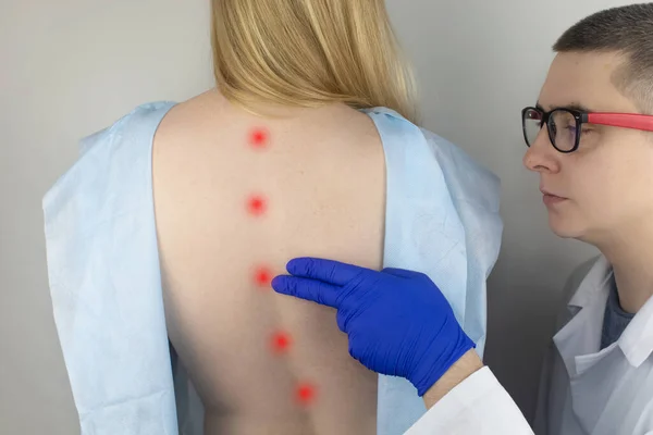 Una Mujer Cita Con Médico Con Dolor Espalda Tratamiento Deformidad — Foto de Stock