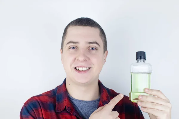 Nahaufnahme Eines Mannes Badezimmer Mit Mundwasser Zahnpflegekonzept Prozedur Nach Dem — Stockfoto