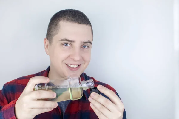 Close Homem Casa Banho Usando Elixir Bucal Conceito Cuidados Dentários — Fotografia de Stock