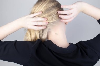 Kadın boynuna çip yerleştirilmiş. Elektronik teknolojilerin insan vücuduna yerleştirilmesi ve çiplenmesi kavramı. Sibernetik ve nanofüre. Siber Punk