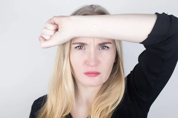 Kvinnan Visar Sin Hand Med Ett Chip Implanterat Begreppet Chipping — Stockfoto