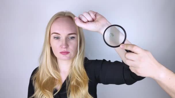 Kobieta Pokazuje Jego Rękę Wszczepionym Chipem Który Jest Badany Szkłem — Wideo stockowe
