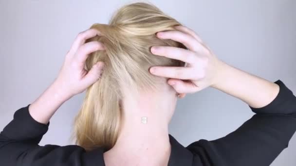 Mujer Muestra Cuello Con Chip Implantado Concepto Astillado Implantación Tecnologías — Vídeo de stock